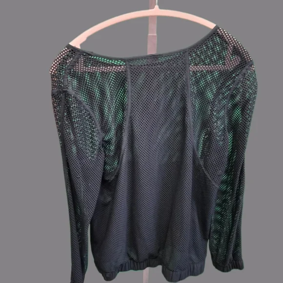 Lululemon Mesh On Mesh Pop Over Black - Picture 5 of 9